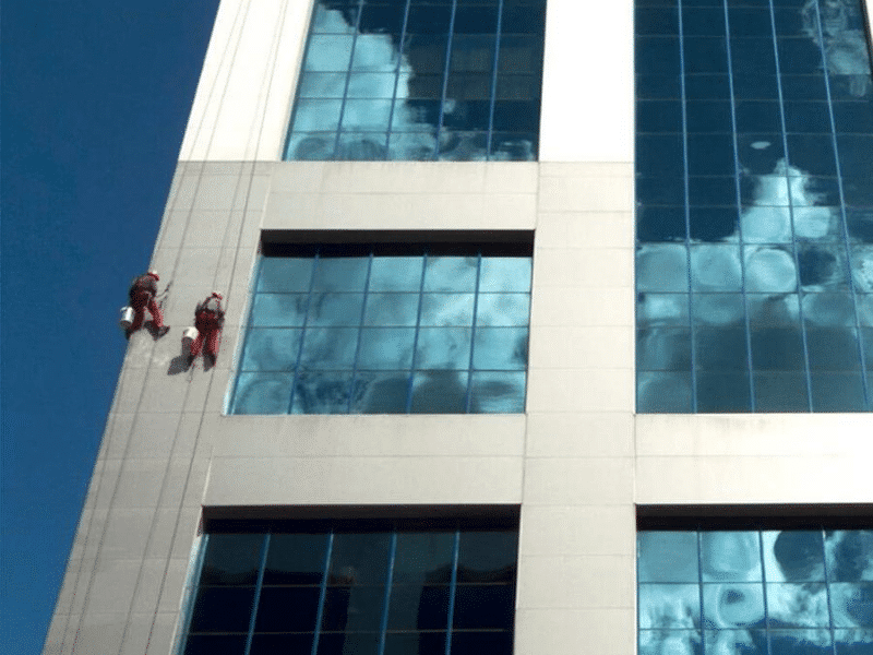 limpieza de la fachada de un edificio en trabajos verticales